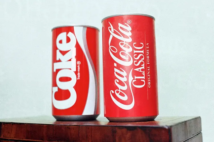 Архивное фото банок New Coke и Coca-Cola Classic, 11 июля 1985 года, выставленных на пресс-конференции в Атланте. Чарльз Келли — AP Images