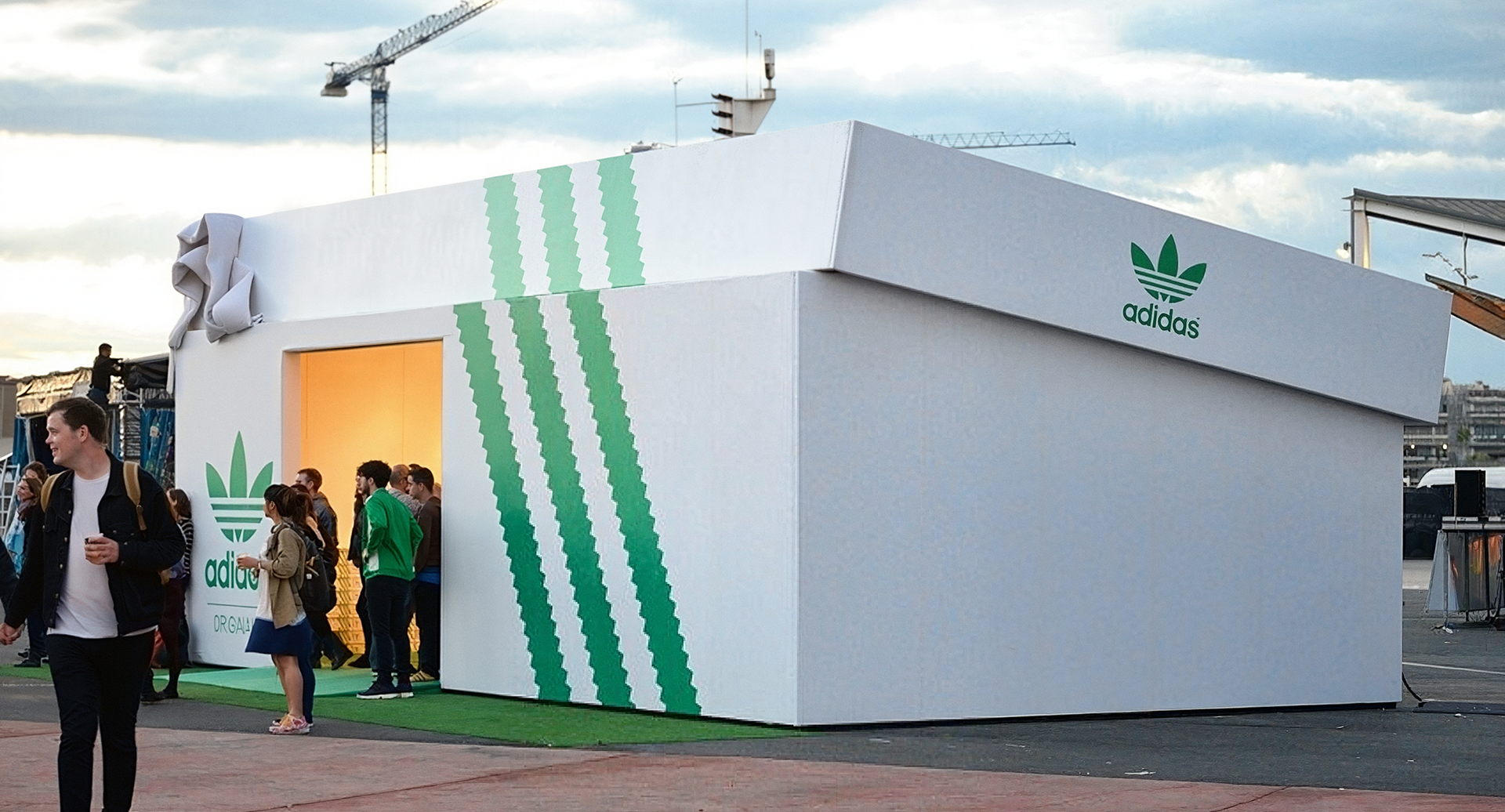 Adidas pop-up в виде гигантской обувной коробки. Источник изображения: AdidasAdidas