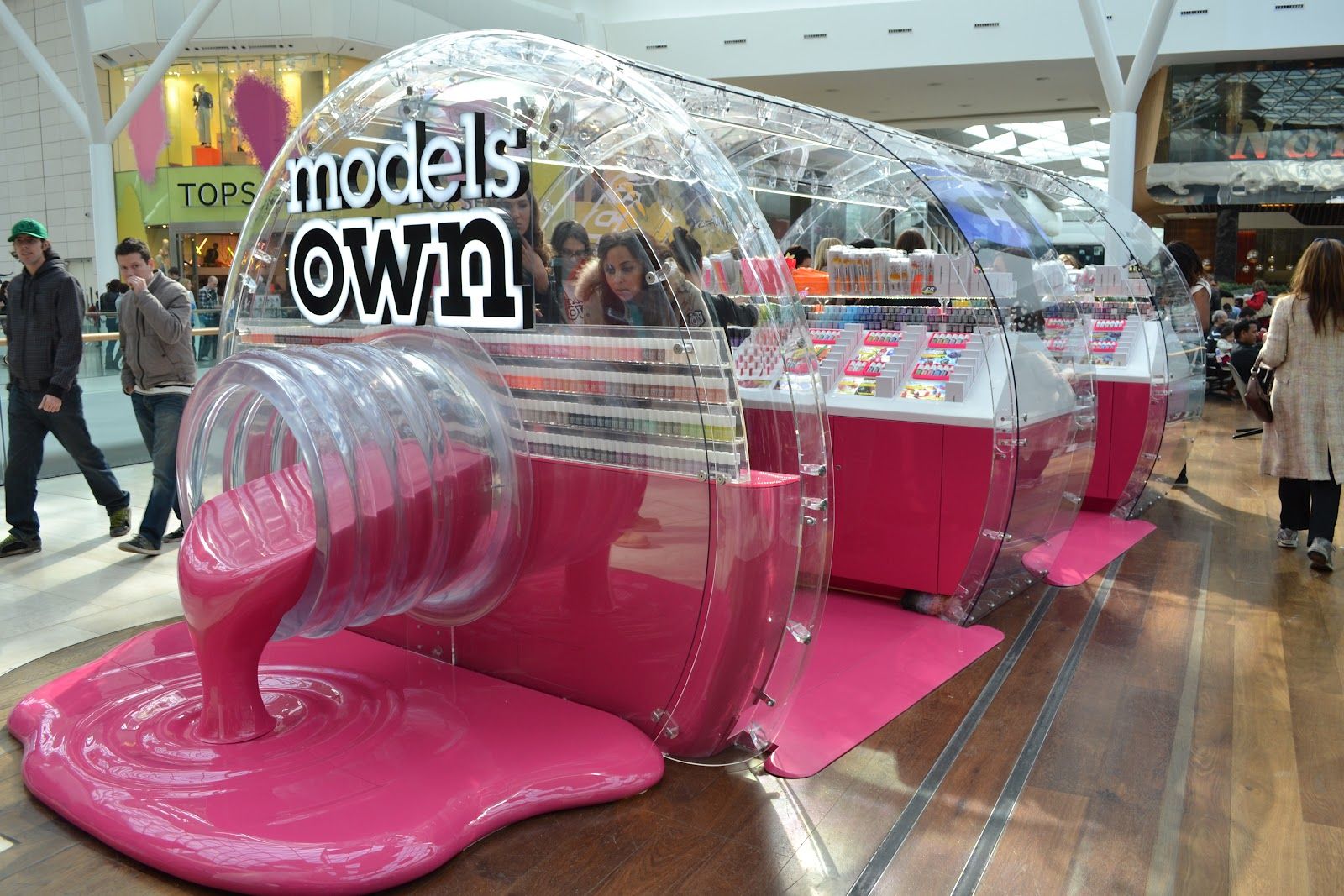 Models Own «The Bottleshop» pop-up. Источник изображения: Models Own / Marie Claire UK