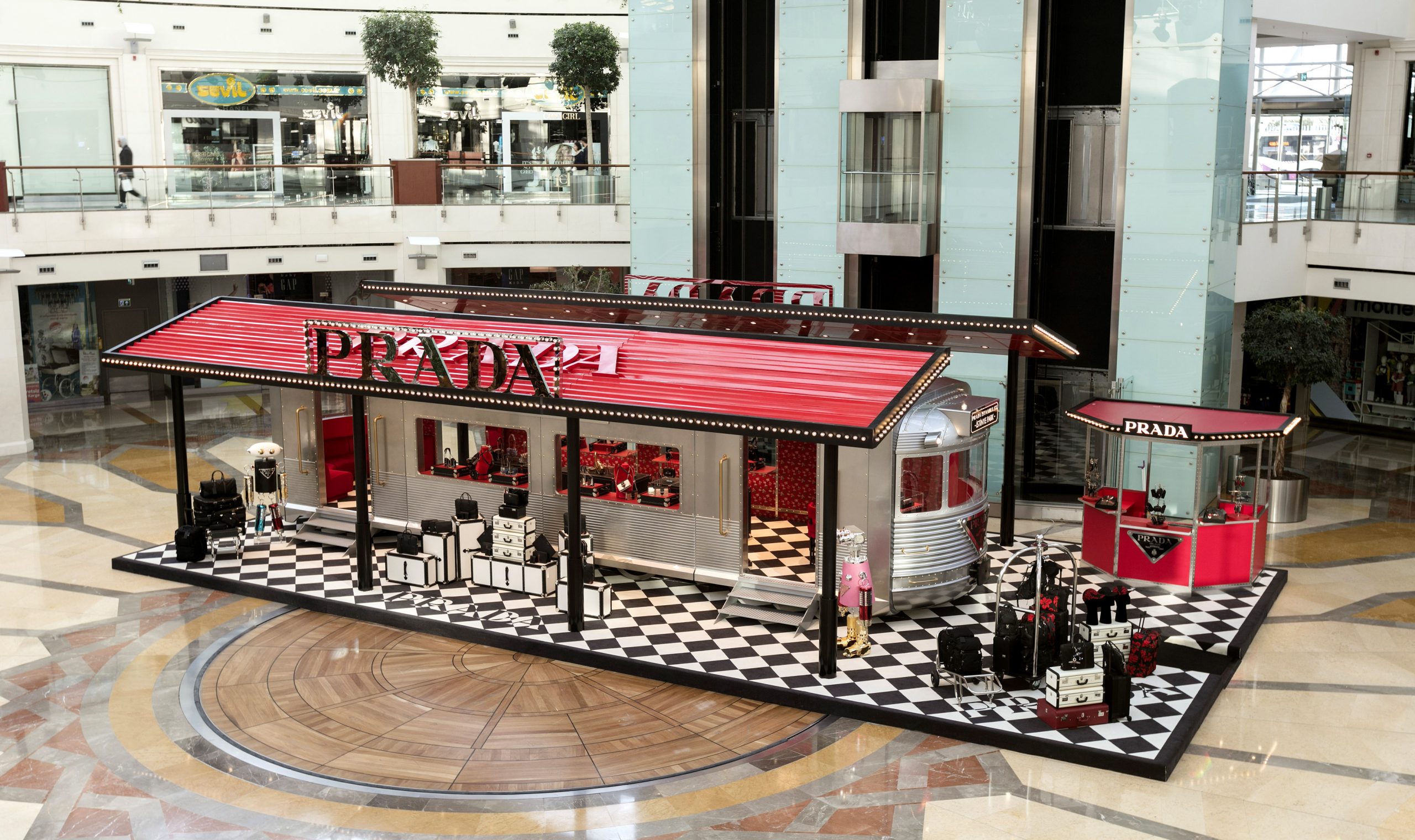 Prada Silver Line pop-up. Источник изображения: Prada Group